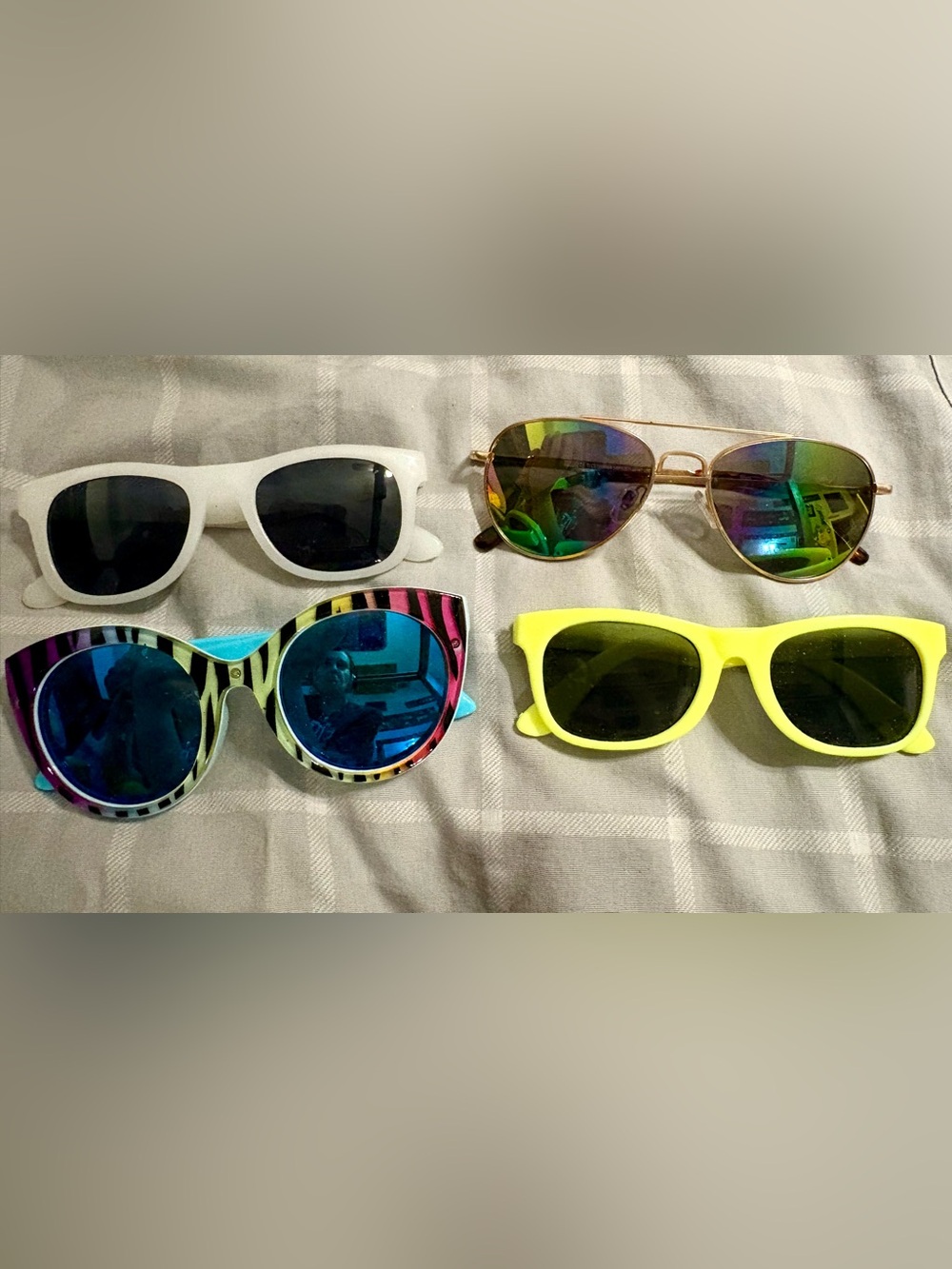 429- 4 pairs kids Sunglasses
